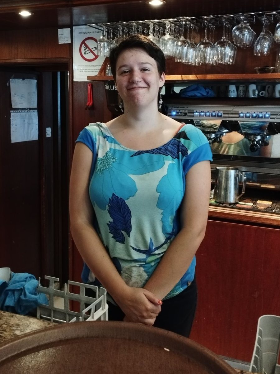 Emilie, derrière le comptoir de la taverne