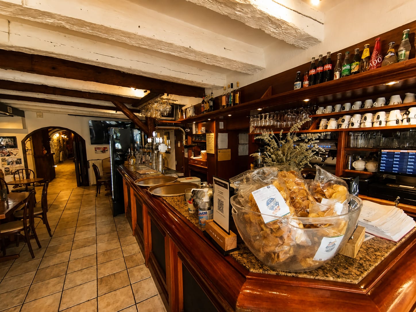 Le comptoir en bois et les pompes à bière